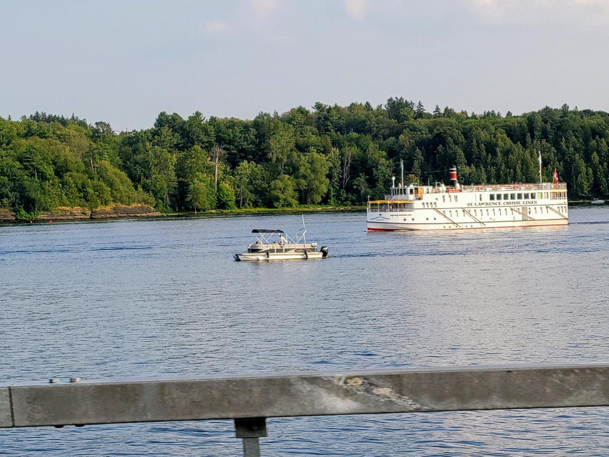 Kokomo Inn Bed And Breakfast Ottawa-Gatineau'S Only Tropical Riverfront B&B On The National Capital Cycling Pathway Route Verte #1 - For Adults Only - Chambre D'Hotes Tropical Aux Berges Des Outaouais Bnb #17542O Exteriör bild